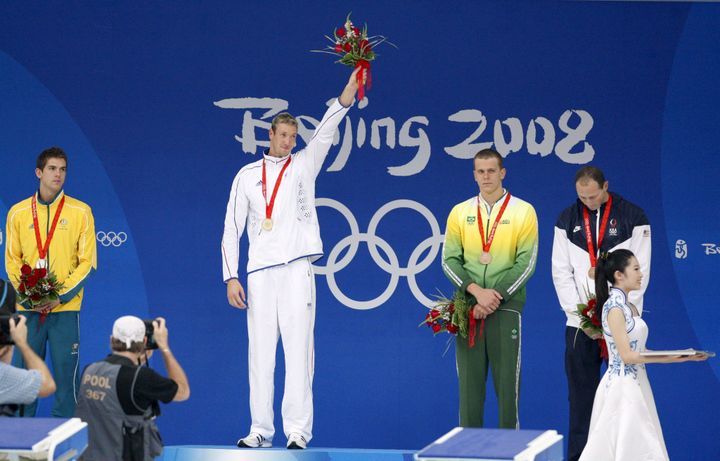 Alain Bernard lors de son titre olympique sur le 100 m nage libre, à Pékin, lors des JO de 2008. (EFE / PATRICK B. KRAEMER / EPA / MAXPPP)