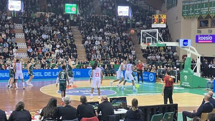 La balle d'Alexandre Chassaing (11) semble filer dans le cercle, mais à l'image de Nicolas Lang ceinturé (à gauche), le CSP s'est incliné face à Monaco, 84-96, non sans pourtant démériter. (Jean-Martial Jonquard/France Télévisions)