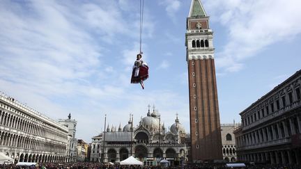 La traditionnelle Colombine descend sur la place Saint-Marc lors du carnaval de Venise (Italie), le 12 f&eacute;vrier 2012. (MANUEL SILVESTRI / REUTERS)