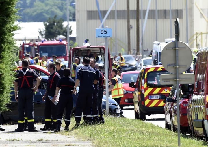 Peu de temps apr&egrave;s l'attentat, de nombreuses &eacute;quipes de secours ont &eacute;t&eacute; d&eacute;ploy&eacute;es sur place pour venir en aide aux victimes. (PHILIPPE DESMAZES / AFP)