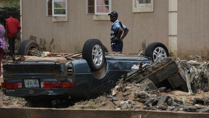 Un homme regarde les dégâts causés par les intempéries qui ont frappé le Nigeria, le 13 septembre 2021. (KOLA SULAIMON / AFP)