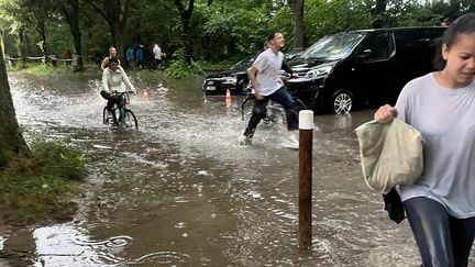 Samedi 4 juin 2022 au soir, le retour du festival We Love Green en début de soirée, après l'annulation des concerts pour cause d'intémpéries, semble apocalyptique : le déluge de pluie&nbsp;a inondé le bois de Vincennes, et il faut faire son chemin en pataugeant&nbsp;dans 20 cm d'eau. Finalement plus de peur que de mal, et de sacrés souvenirs. (LAURE NARLIAN / FRANCEINFO CULTURE)