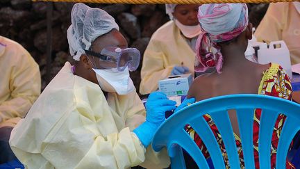 Une infirmère administre un traitement contre le virus Ebola à Goma (République démocratique du Congo), le 7 août 2019. (AUGUSTIN WAMENYA / AFP)