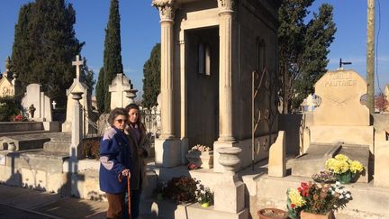 La propriétaire de la chapelle cambriolée devant le monument funéraire. Les cambrioleurs ont emporté la porte en fer forgé. (Violette Artaud - Radio France)