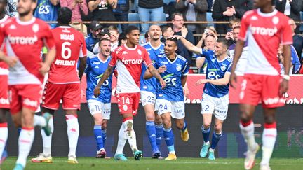 La joie d'Alexander Djiku, buteur avec Strasbourg contre Monaco, en Ligue 1 le 13 mars 2022 (SEBASTIEN BOZON / AFP)