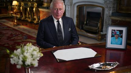 Le roi a ensuite prononcé un discours télévisé devant la nation et le Commonwealth depuis le salon bleu du palais de Buckingham, le 9 septembre 2022. Il a notamment exprimé&nbsp;son&nbsp;"amour"&nbsp;pour son fils Harry et son épouse, Meghan et a remercié sa "maman chérie". (YUI MOK / POOL / AFP)