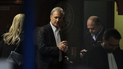 Le maire de Draveil, Georges Tron, et son avocat Eric Dupond-Moretti, au tribunal de Bobigny (Seine-Saint-Denis), le 23 octobre 2018. (THOMAS SAMSON / AFP)