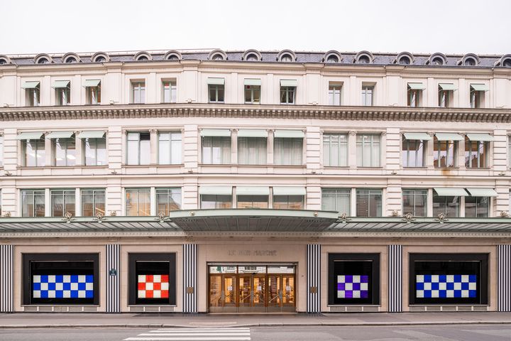 Les vitrines du Bon Marché consacrées à l'artiste Daniel Buren, rue de Sèvres, à Paris, janvier 2024 : damiers pour huit vitrines séparées par des bandes verticales blanches et noires. (STÉPHANE ABOUDARAM)