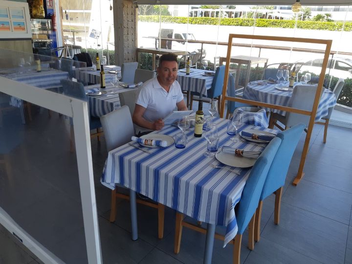 José, gérant du restaurant "Parsifal", en bord de mer, a enlevé une table sur deux et posé des panneaux de séparation en plexiglass, à Gandia (Espagne), le 29/04/2020.&nbsp; (ISABELLE LABEYRIE / RADIO FRANCE)