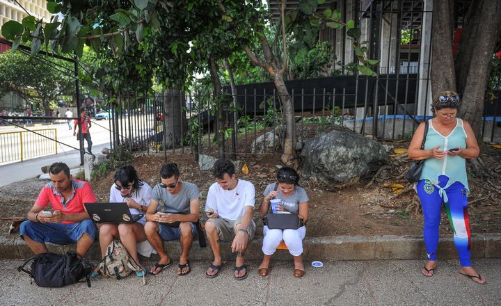 Des Cubains surfent sur internet via un r&eacute;seau wifi, &agrave; La Havane, le 2 juillet 2015.&nbsp; (YAMIL LAGE / AFP)