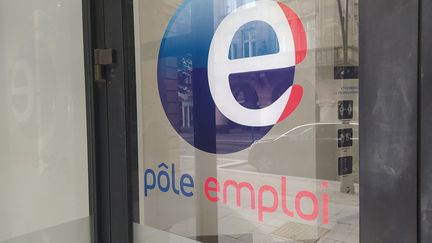 Le logo de Pôle emploi sur une agence à Metz (Moselle). (NATACHA KADUR / RADIO FRANCE)