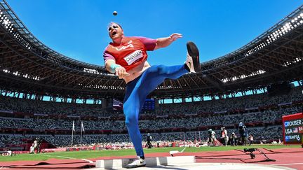 Méfiez-vous des apparences, ce n'est pas l'épreuve de lancer de balles de ping-pong des Jeux, mais le lancer du poids. L'illusion d'optique est parfaite.&nbsp; (ANDREJ ISAKOVIC / AFP)