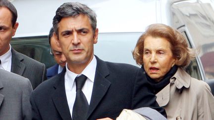 Liliane Bettencourt et Pascal Bonnefoy, alors majordome de la milliardaire, photographi&eacute;s en 2007 &agrave; Paris. (PATRICK KOVARIK / AFP FILES)