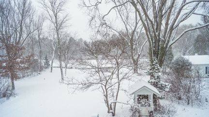 Jardin sous la neige, à Hudson, dans l'Ohio, aux USA.&nbsp; (GETTY IMAGES)