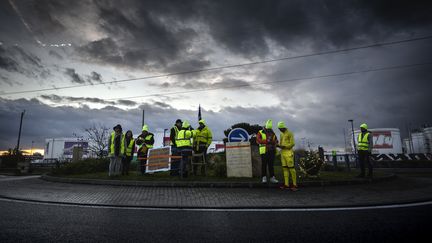 Des "gilets jaunes" occupent un rond-point près de Lyon, le 17 décembre 2018. (JEAN-PHILIPPE KSIAZEK / AFP)