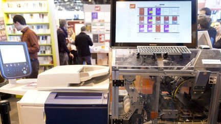 Imprimante express de livres, en démonstration au Salon du Livre de Paris 2015.
 (Kenzo Tribouillard / AFP)