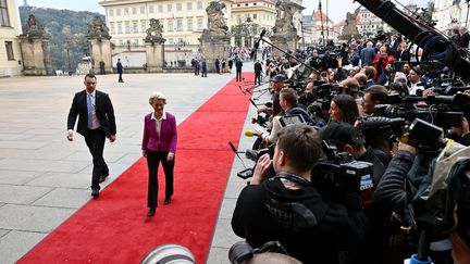 La présidente de la Commision européenne, Ursula von der Leyen arrive à Prague (République tchèque) le 6 octobre 2022 pour la première réunion de la Communauté politique européenne. (JOE KLAMAR / AFP)