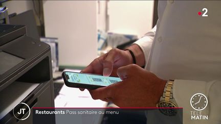 Un restaurateur avec l'application TousAntiCovid. (France 2)