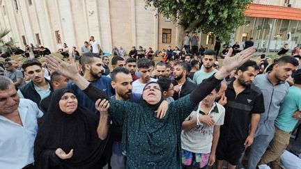 Des habitants se réunissent après le bombardement du camp de réfugiés de Jabaliya par Israël, dans la bande de Gaza, le 31 octobre 2023. (ANADOLU / AFP)