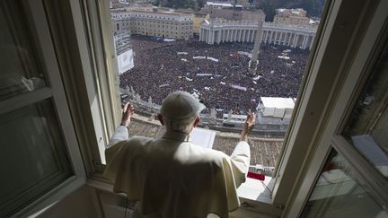 Le pape Beno&icirc;t XVI prononce son dernier Angelus devant la place Saint-Pierre de Rome, au Vatican, le 24 f&eacute;vrier 2013. (OSSERVATORE ROMANO / REUTERS)