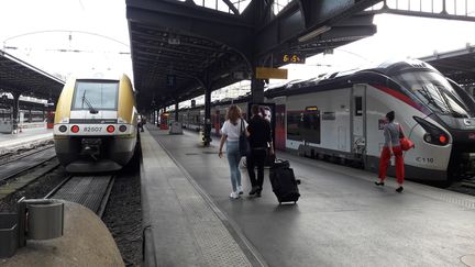 Des passagers attendent sur les quais de la gare de l'Est, à Paris, le 28 mai 2018. (NICOLAS MERCIER / CROWDSPARK / AFP)