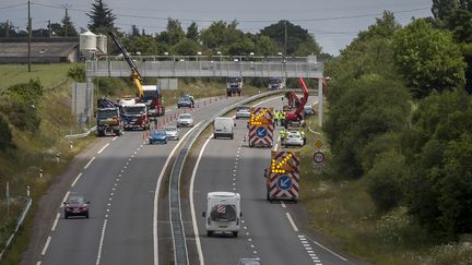 Jugon-les-Lacs (C&ocirc;tes-d'Armor), le 5 juin 2014, des radars de l'ecotaxe d&eacute;truits (CITIZENSIDE / GAEL CLOAREC / AFP)