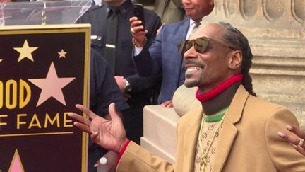 Paris 2024 : Snoop Dogg et d'autres stars parmi les derniers porteurs de la flamme olympique (France 2)