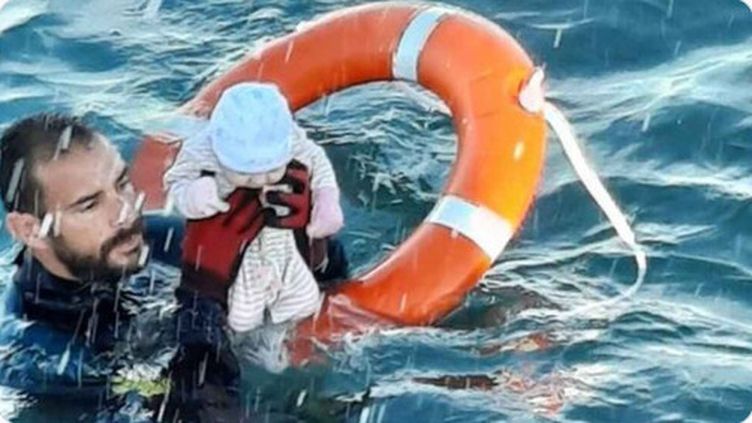 Afflux De Migrants A Ceuta La Photo D Un Bebe Sorti Des Eaux Par Un Sauveteur Fait Le Tour Du Monde