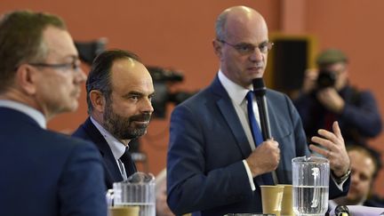 Jean-Michel Blanquer et Edouard Philippe parlent à des enseignants à Nancy, le 13 décembre 2019. (JEAN-CHRISTOPHE VERHAEGEN / AFP)