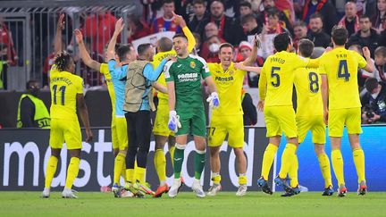 Les joueurs de Villarreal célébrant leur qualification en demi-finale de Ligue des champions, le 12 avril 2022 à l'Allianz Arena de Munich. (JOSE JORDAN / AFP)