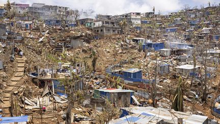 Une banlieue de Mamoudzou ravagée par le cyclone Chido, à Mayotte, décembre 2024. (PATRICK MEINHARDT / AFP)