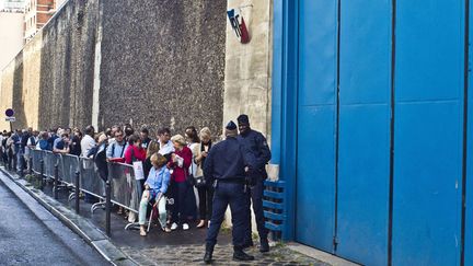 Les visiteurs font la queue devant la prison de la Santé, en travaux, qu'on pouvait exceptionnellement visiter à l'occasion des Journées du patrimoine (20 septembre 2014)
 (Xavier Francolon / Sipa)