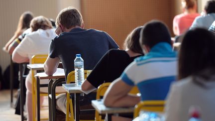 Des &eacute;tudiants lors d'une &eacute;preuve du baccalaur&eacute;at, le 17 juin 2013. (FREDERICK FLORIN / AFP)