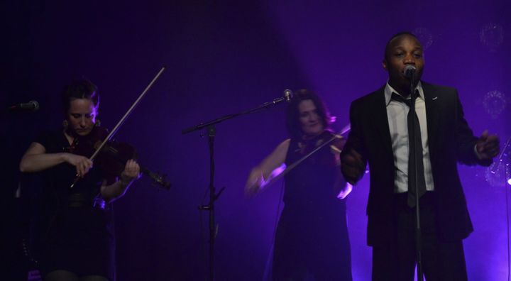 Les deux violonistes, Marie Hottier ( à droite) et Caroline Cuzin (au centre) et le chanteur Telep
 (Robin Chabert)