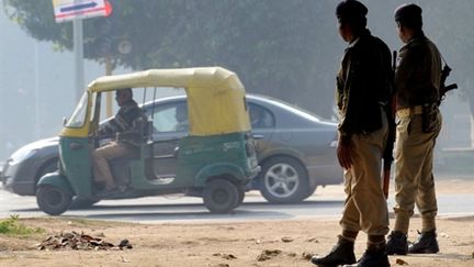 Membres des forces de l'ordre montant la garde à Bénarès (Varanasi) (AFP - Prakash SINGH)