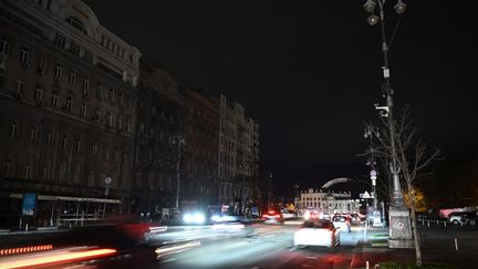 Kiev (Ukraine) touchée par des coupures d'électricité, le 27 octobre 2022. (GENYA SAVILOV / AFP)