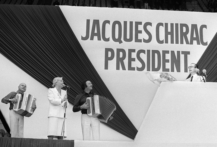 Line Renaud chante lors de la campagne électorale de Jacques Chirac, le 11 avril 1981 à Paris. (GEORGES GOBET / AFP)