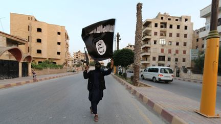 &nbsp; (Illustration. Un combattant du groupe Etat Islamique défile dans les rues de Raqqa, en Syrie, le 30 juin 2014 © REUTERS)