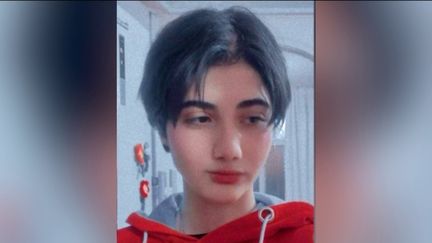 Une jeune adolescente âgée de 16 ans ne portait pas le voile en Iran. Elle a été arrêtée par la police des mœurs. Selon la version officielle, elle aurait fait un malaise. Cette affaire n'est pas sans rappeler celle de Mahsa Amini, morte il y a un an.