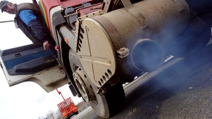 Un camion roulant au diesel, sans filtre &agrave; particules, le 13 mars 2013, &agrave; Spay (Sarthe). (JEAN-FRANCOIS MONIER / AFP)