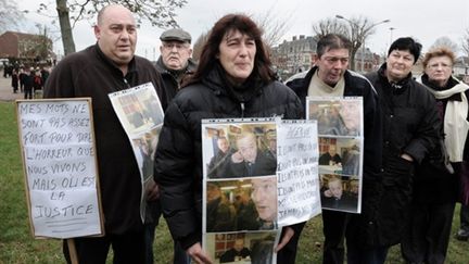 300 à 400 personnes ont participé le 6 février 2011 à Cambrai à un rassemblement en hommage au bijoutier (AFP - FRANCOIS LO PRESTI)