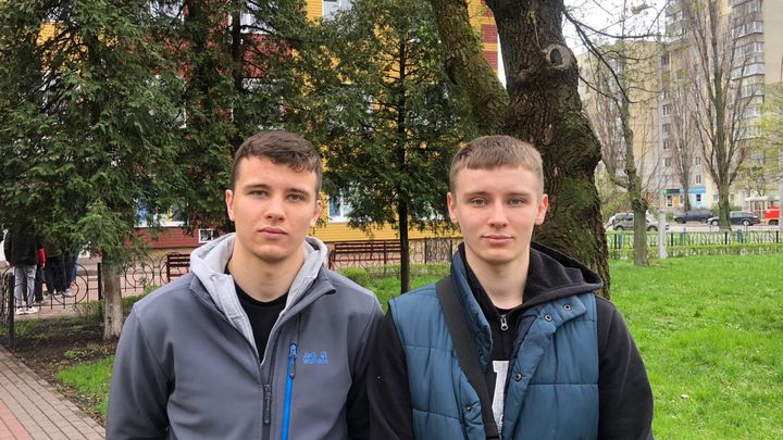 Yaroslav et Bogdan, jumeaux de 21 ans, ne sont pas obligés de s'engager dans l'armée, car ils sont étudiants. (MATHILDE DEHIMI / RADIOFRANCE)