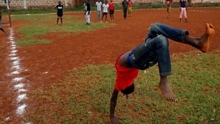 A Nairobi (Kenya), la joie du jeune buteur Tyron Norman, qui a dédié son exploit à sa mère. (Thomas MUKOYA / REUTERS)