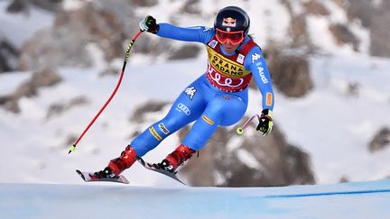 L'Italienne&nbsp;Sofia Goggia lors de la descente de Val d'Isère, le 18 décembre 2021. (JEFF PACHOUD / AFP)