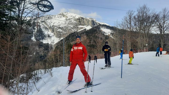 Yann Daniel, président de l'association de bénévoles et directeur de l'école de ski de Saint-Pierre-de-Chartreuse, en Isère. (MATHILDE IMBERTY / RADIO FRANCE)