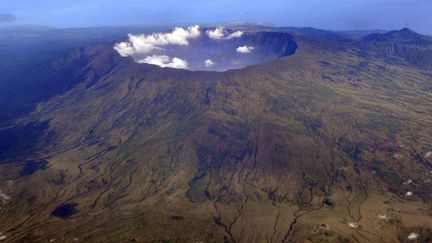 Le 5 avril 1815, ce stratovolcan, formé de couches de lave successives et de nuées ardentes, est à l’origine de l’éruption la plus meurtrière de l’Histoire. Entre 90.000 et 120.000 personnes y auraient trouvé la mort. La colère du Tambora a duré 10 jours. Sa puissance est estimée à huit fois celle de l’éruption du Vésuve, soit plus de dix mille fois les bombes d’Hiroshima et de Nagasaki réunies. Les explosions ont été entendues à 1.400 km de distance. Conséquence : un refroidissement presque planétaire et une année 1816 baptisée «année sans été» jusque dans nos contrées. (IWAN SETIYAWAN /AP/SIPA)