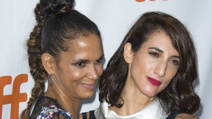 L'actrice Halle Berry et la réalisatrice franco-turque Deniz Gamze Ergüven au festival de Toronto au Canada pour la sortie du film "Kings" le 13 septembre 2017. (MAXPPP)