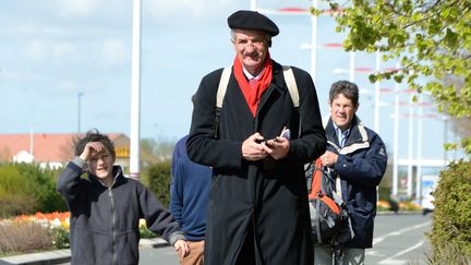 Le d&eacute;put&eacute; Modem Jean Lassalle marche le 4 mai dans une rue de Loon-Plage (Nord). (DENIS CHARLET / AFP)