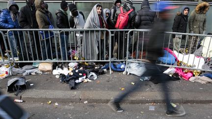 Des réfugiés font la queue devant un centre d'acceuil de réfugiés, à Paris, en janvier 2017. (GEOFFROY VAN DER HASSELT / AFP)