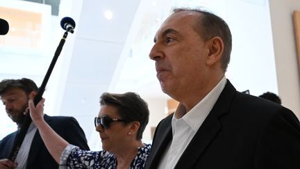 L'animateur Jean-Marc Morandini avec son avocate Florence Rault au palais de justice de Paris pour son procès pour "harcèlement sexuel" et "travail au noir", le 13 juin 2023. (BERTRAND GUAY / AFP)